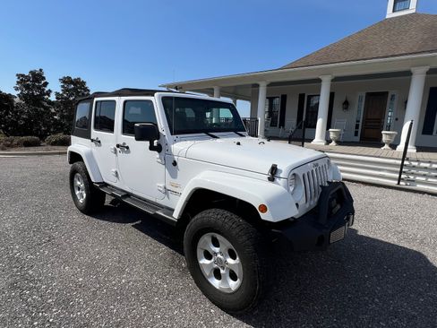 Used 2013 Jeep Wrangler Unlimited Sahara w/ Connectivity Group image 10