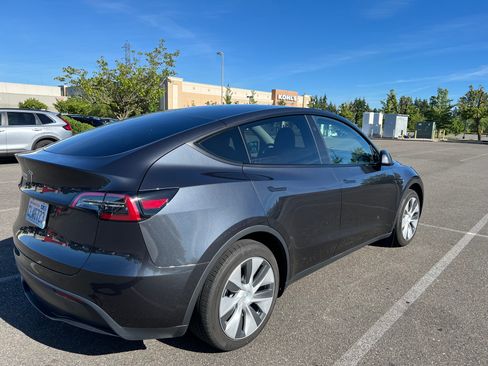 Used 2024 Tesla Model Y 2WD image 6