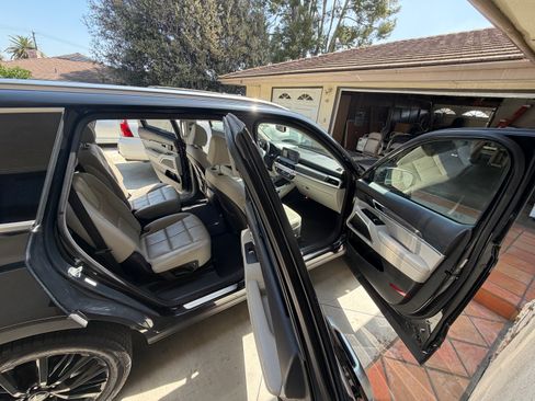 Used 2020 Kia Telluride SX w/ Towing Package FWD image 11