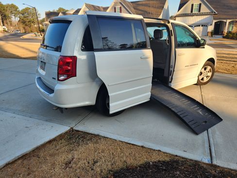 Used 2013 Dodge Grand Caravan SE image 2