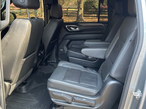 Used 2022 Chevrolet Suburban LT w/ Luxury Package AWD/4WD image 9