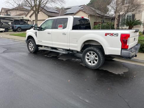 Used 2017 Ford F250 Lariat w/ Lariat Ultimate Package image 2