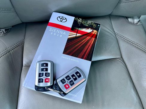 Used 2018 Toyota Sienna XLE image 30