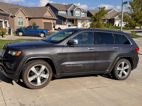 Used 2016 Jeep Grand Cherokee Overland AWD/4WD image 2
