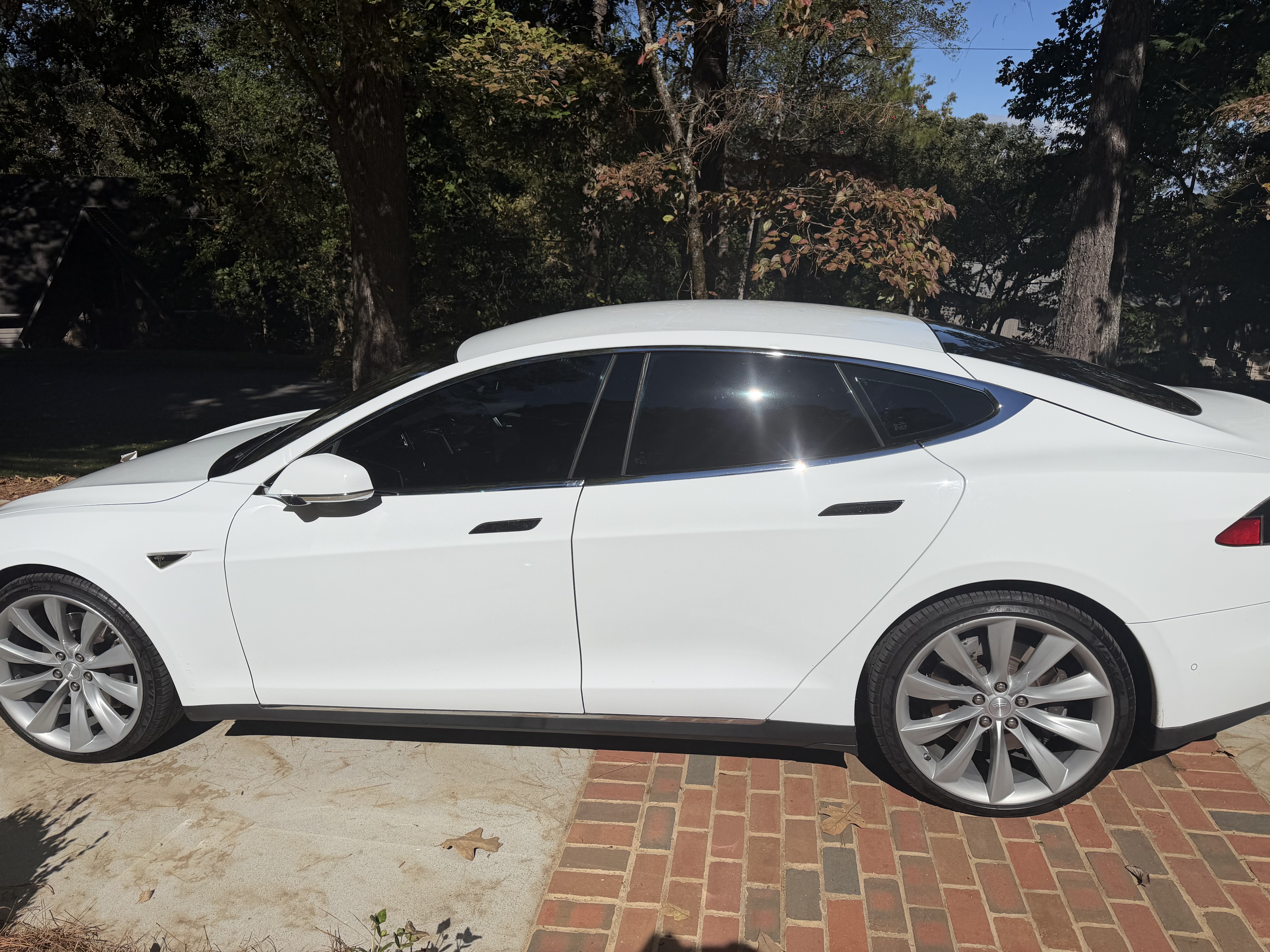Used 2016 Tesla Model S 85 RWD image 2