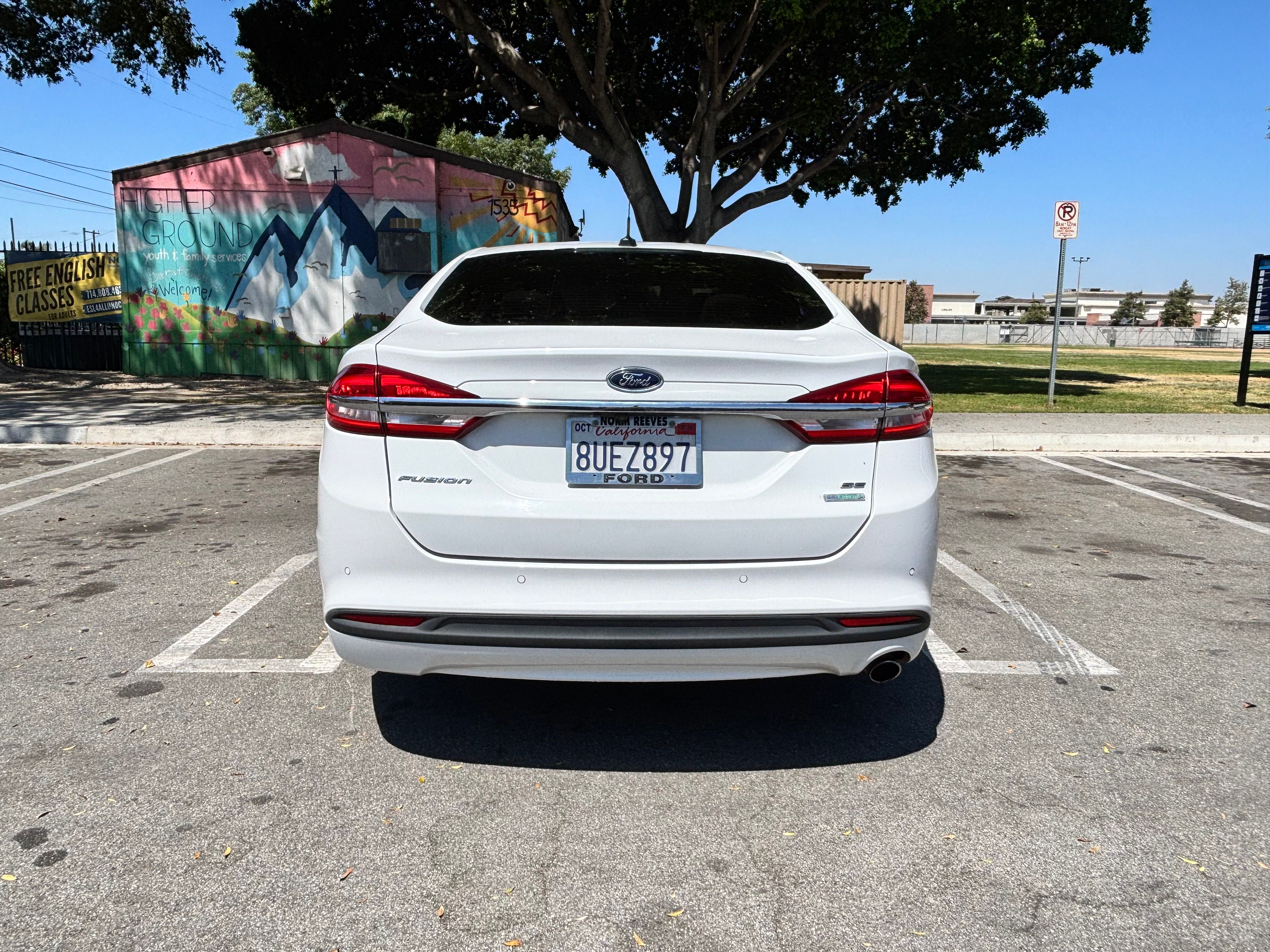 Used 2017 Ford Fusion SE w/ Fusion SE Technology Package FWD image 5