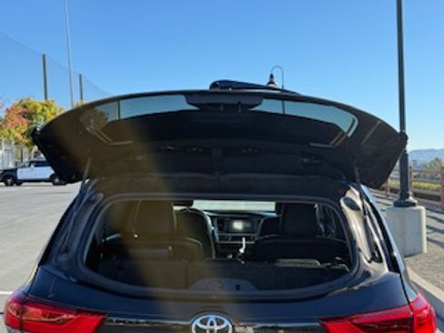 Used 2019 Toyota Highlander XLE image 12