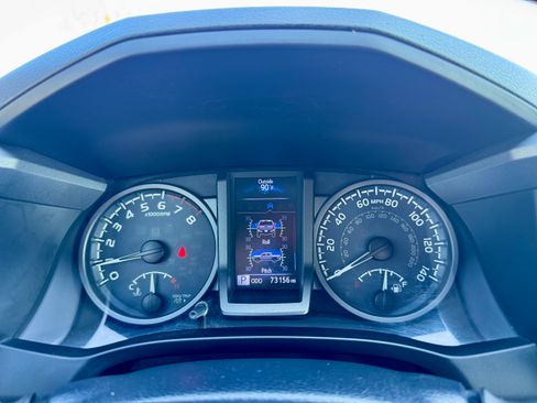 Used 2018 Toyota Tacoma TRD Off-Road w/ Technology Package AWD/4WD image 18