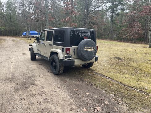 Used 2017 Jeep Wrangler Unlimited Sahara w/ Connectivity Group image 5