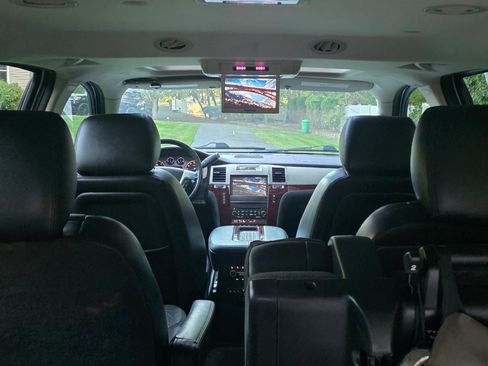 Used 2011 Cadillac Escalade Luxury image 18