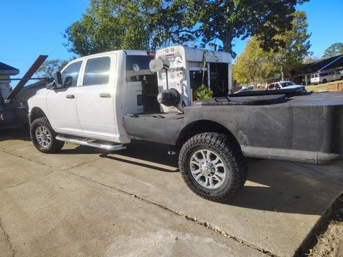 Used 2018 RAM 2500 Tradesman w/ Chrome Appearance Group image 5