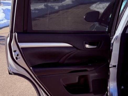 Used 2016 Toyota Highlander XLE image 12