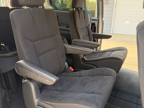 Used 2018 Dodge Grand Caravan SE FWD image 29