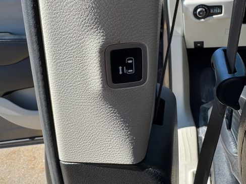 Used 2022 Chrysler Pacifica Touring-L image 14