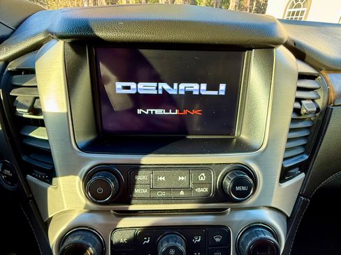 Used 2020 GMC Yukon XL Denali image 1