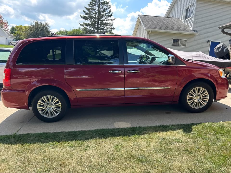 Used 2012 Chrysler Town & Country Limited FWD image 1