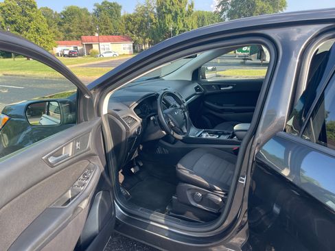 Used 2019 Ford Edge SE image 5