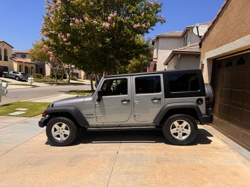 Used 2015 Jeep Wrangler Unlimited Sport w/ Quick Order Package 24S AWD/4WD image 2