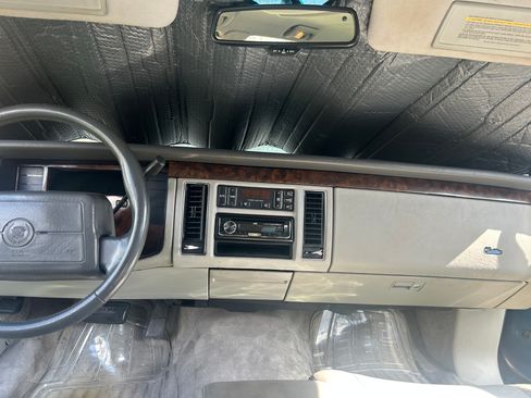 Used 1993 Cadillac Fleetwood Sedan RWD image 20