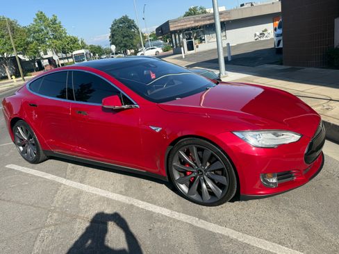Used 2015 Tesla Model S P90D image 2