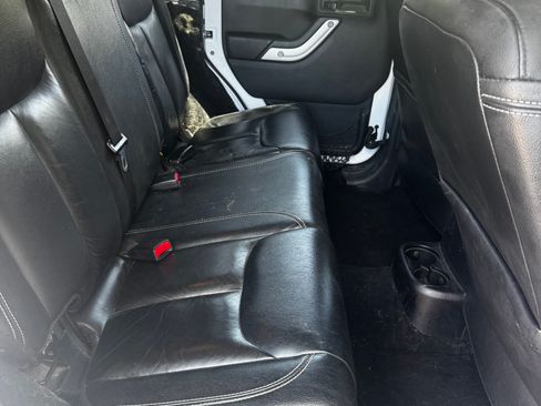 Used 2015 Jeep Wrangler Unlimited Sahara AWD/4WD image 5