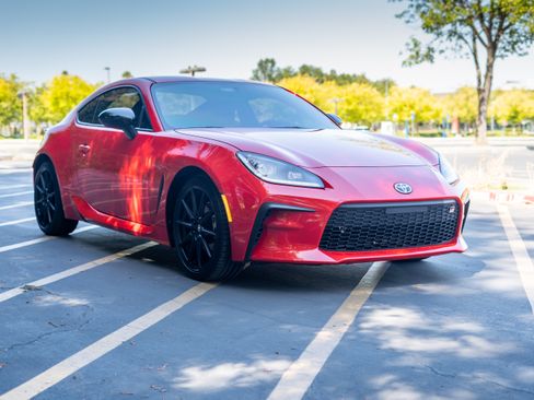 Used 2025 Toyota GR86 Premium w/ ALL Weather Mat Package (TMS) RWD image 4