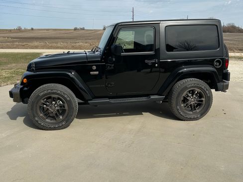 Used 2016 Jeep Wrangler Sahara image 4