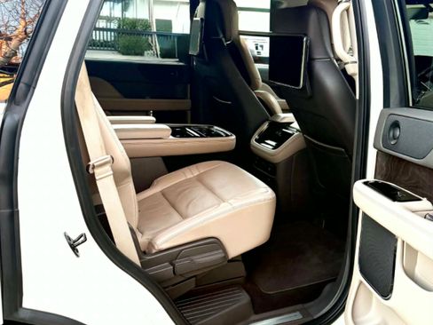 Used 2022 Lincoln Navigator Reserve image 9