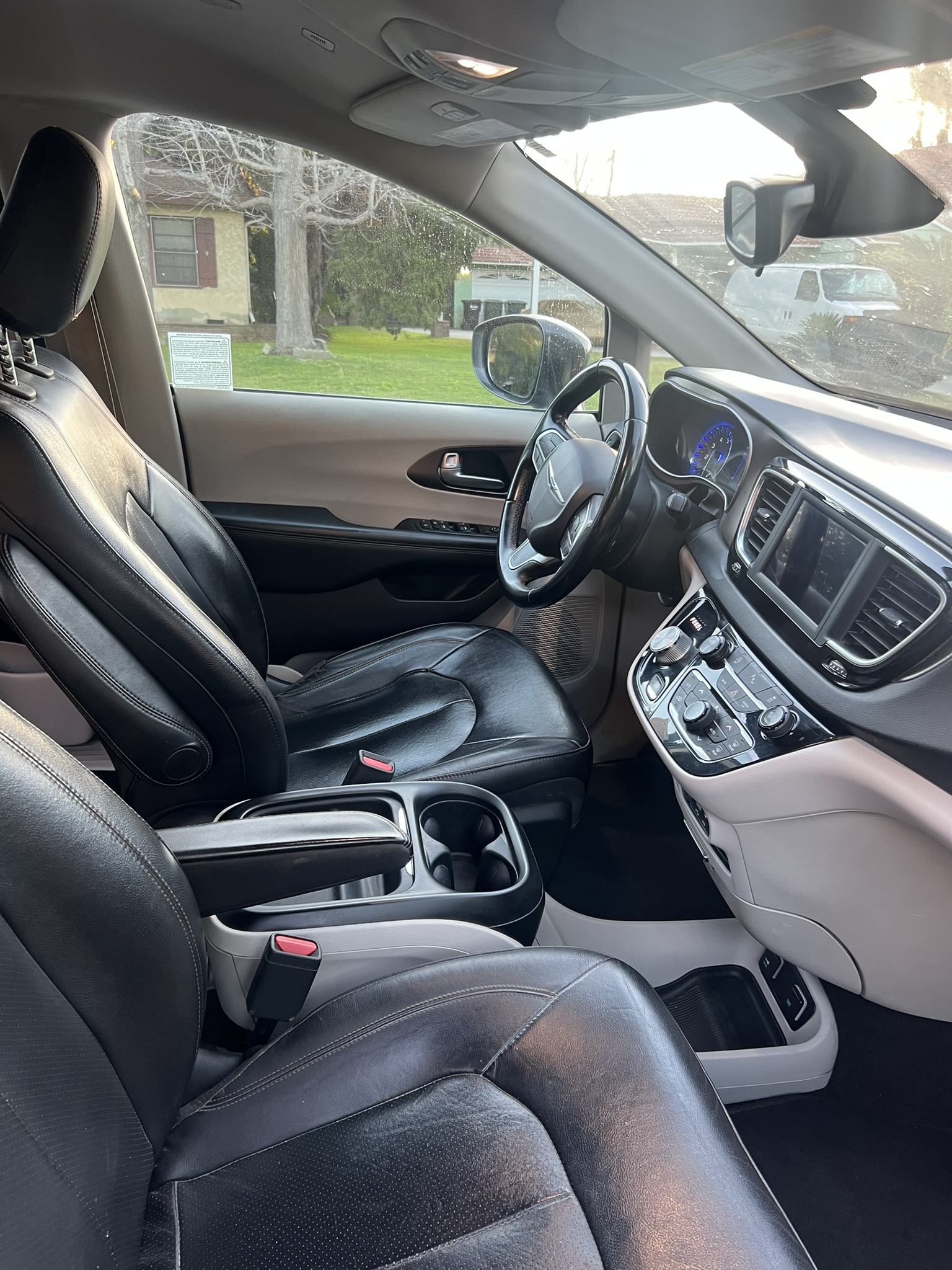 Used 2018 Chrysler Pacifica Touring-L FWD image 8