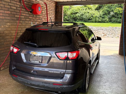 Used 2015 Chevrolet Traverse LT w/ Style and Technology Package FWD image 1