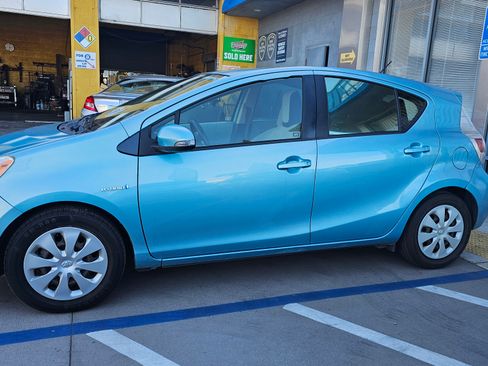 Used 2014 Toyota Prius C One image 6