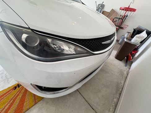 Used 2020 Chrysler Pacifica Touring w/ Tire & Wheel Group FWD image 12