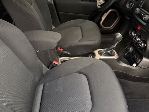 Used 2017 Jeep Renegade Latitude image 9