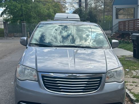 Used 2013 Chrysler Town & Country Touring image 6