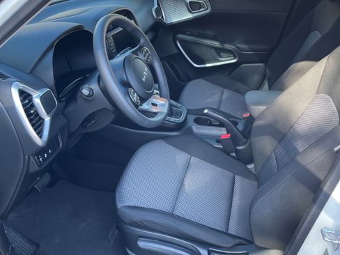 Used 2023 Kia Soul LX w/ LX Technology Package FWD image 8