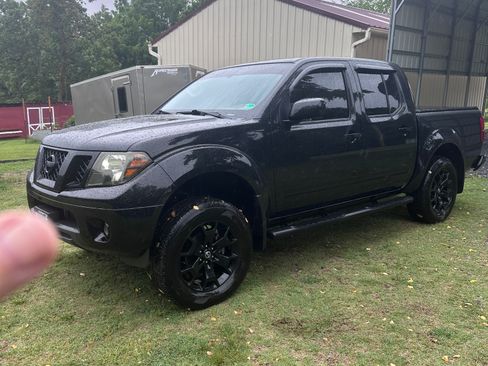 Used 2021 Nissan Frontier SV w/ Midnight Edition Floor Mats AWD/4WD image 2
