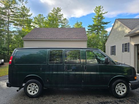 Used 2009 Chevrolet Express 1500 Van 3D image 1