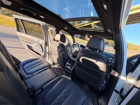 Used 2022 BMW X7 M50i image 9