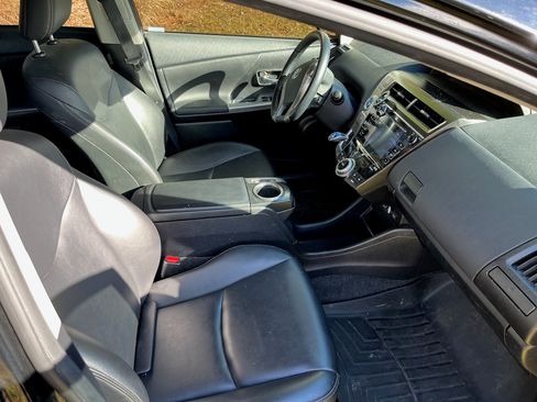 Used 2015 Toyota Prius V Five image 5