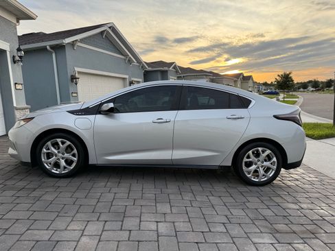 Used 2017 Chevrolet Volt Premier w/ Driver Confidence II Package FWD image 22