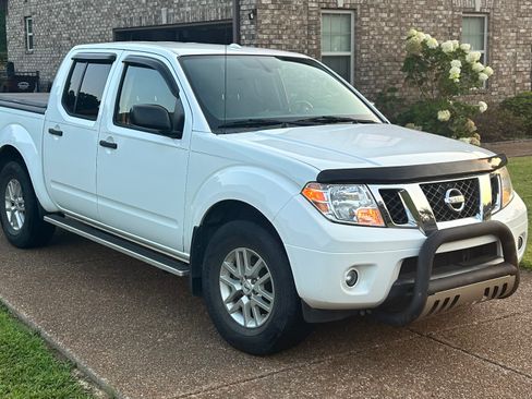 Used 2016 Nissan Frontier SV RWD image 2