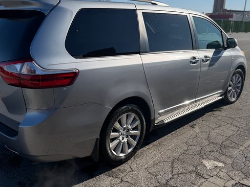 Used 2017 Toyota Sienna XLE Premium image 6