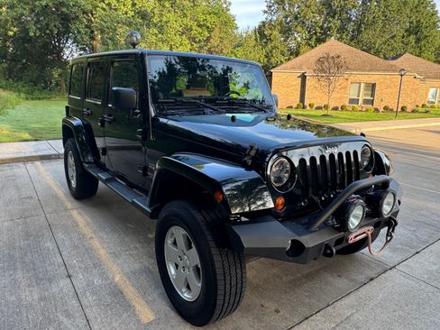 Used 2012 Jeep Wrangler Unlimited Sahara w/ Dual Top Group AWD/4WD image 9