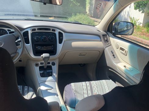 Used 2005 Toyota Highlander 2WD V6 w/ 3rd Row image 12