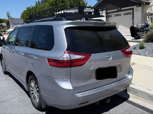 Used 2018 Toyota Sienna XLE w/ XLE Navigation Package FWD image 5