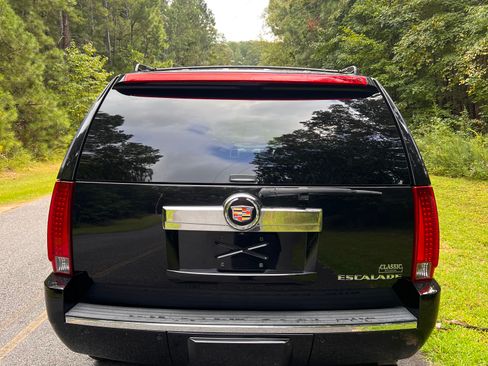 Used 2014 Cadillac Escalade Luxury image 2