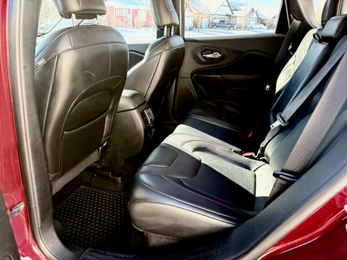 Used 2020 Jeep Cherokee Trailhawk image 12