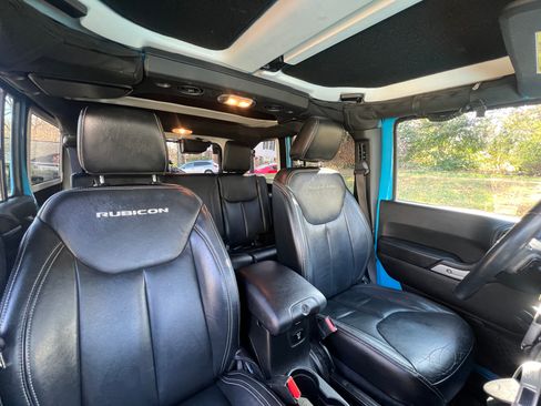 Used 2018 Jeep Wrangler Unlimited Rubicon w/ Connectivity Group image 16