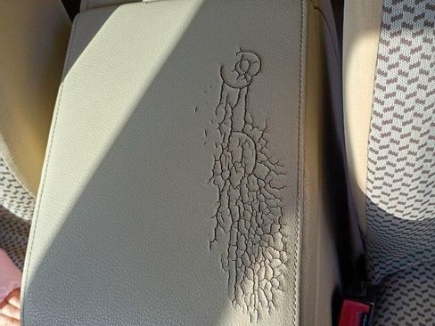 Used 2013 Volkswagen Touareg Sport image 17