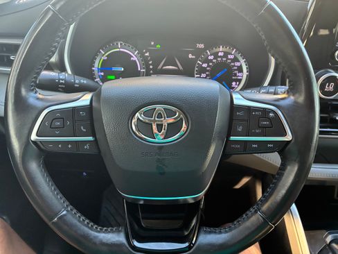 Used 2020 Toyota Highlander XLE FWD image 6